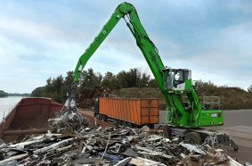 Within 1.5 days, approximately 650 tons of scrap metal are loaded directly from the ship onto trucks. 