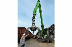 The material handler with 17 m reach is equipped with a contamination measuring system directly in the grab.