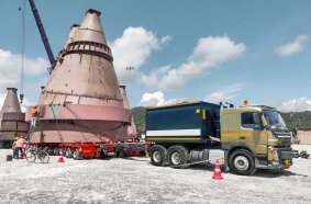 Heavy transport project in India: iRISE moves a large-scale industrial component using modular SCHEUERLE K25 axle modules.