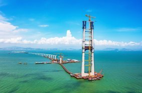Potain’s huge MD 3600 tower crane drives construction on record-breaking Chinese bridge