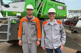 Machine operator Johannes Hasler (left) and division manager Marko Klickermann (right) rely on their “double green” machine from SENNEBOGEN.
