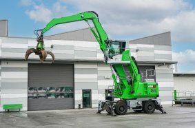 The battery-powered 26 t SENNEBOGEN 826 G Electro Battery recycling machine with 13 m reach also saves more than 60 t of CO2 per year and will be launched at bauma 2025. 