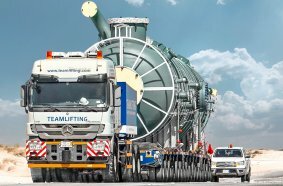 International project deployment in Saudi Arabia: Teamlifting transports a large-scale industrial component on modular SCHEUERLE K25 axle modules.