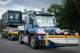The specially converted Unimog U 430 implement carrier transported the crawler on a low loader to the event on the Mörtlbauer company premises.