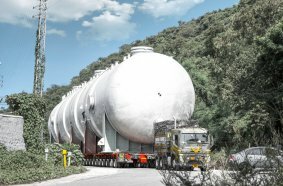 Project transport in India: Bhagyodaya Transport Limited. moves a process vessel weighing approximately 450 tonnes for Fabtech on modular SCHEUERLE K25 axle modules.