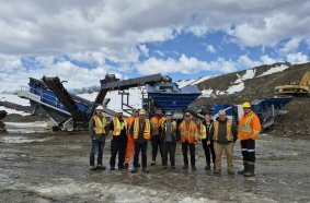 The team from the Garden River First Nation responsible for materials processing is clearly impressed with the Kleemann plant train. 