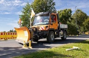 On the course of the German snow plow championship, a Unimog maneuvers precisely past the obstacles