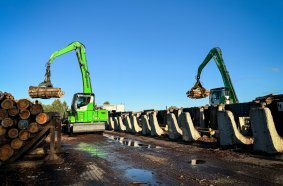 Thanks to a 360-degree continuously rotating upper carriage, the 730 E can drive forward out of narrow aisles without the need for complex maneuvering.