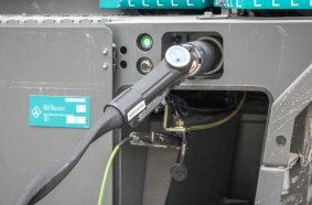 The wheel loader refuels with green hydrogen at the company's own filling station.