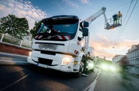 With its fully electric drive and 28-meter working height, this platform is made for emission-sensitive environments and inner-city flexibility.