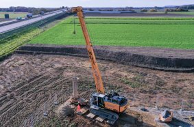 Equipped with the casing machine, the duty cycle crane drives the drill pipes effortlessly into the ground.