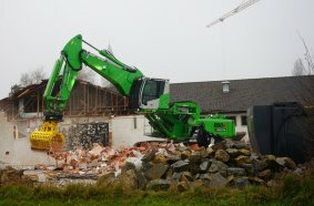 The standard Maxcab with lift function provides an ideal overview of the working area during any demolition work.