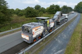 The new Wirtgen large milling machine W 220XFi demonstrated its high milling performance and simultaneously low CO₂ emissions on the K 20 between Troisdorf and Lohmar.