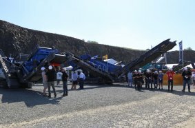 At the Wirtgen Group exhibition stand, the new MOBIREX MR 130 EVO from Kleemann takes centre stage while the experts are on site to discuss matters in person.