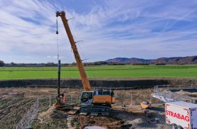 The duty cycle crane precisely inserts the well pipes, which are a good 9 m long, into the drill pipe.