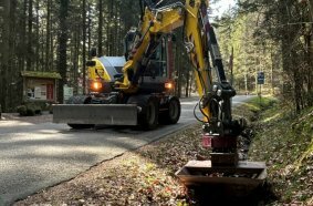Die Kombination RotoTop und VarioLöffel sorgt für eine Vervielfachung der Leistung, z.B. bei Bau und Pflege von Gebäuden.