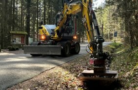 The combination of the RotoTop and the VarioLöffel significantly boosts productivity, for example in the construction and maintenance of drainage ditches.