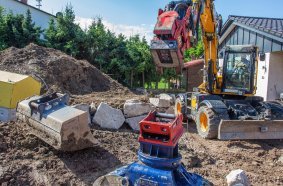 With the fully hydraulic HS08V, the owner of GP-Außenanlagen quickly changes the attachments from the cab.