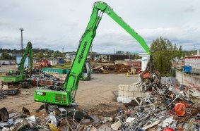 The SENNEBOGEN 830 G has proven itself in scrap yard operations thanks to its robust design and high performance.