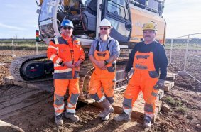 Well construction specialists with their special machine: (from left to right) Foreman Jens Ködel and crane operators André Tinius and Hagen Fiebig.