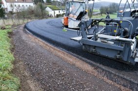 Precise and resource-friendly: Smart Pave ensures particularly precise paving that prevents excess widths and thus reduces the tonnage of mix required and cuts costs.
