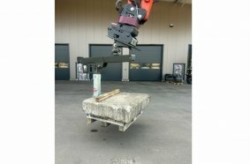 This demonstration – still using the prototype – shows why loads can be transported much more safely with the SafetyFork than with rigid forks.