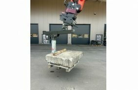 Hier wird – noch mit dem Prototyp – gezeigt, warum Lasten mit der SafetyFork wesentlich sicherer als mit starren Gabeln transportiert werden können.