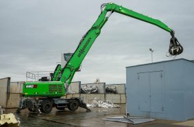 The SENNEBOGEN 830 G has proven itself in scrap yard operations thanks to its robust design and high performance.