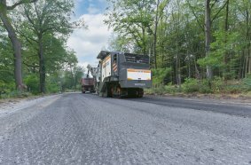 The Mill Assist system of the W 220 FXi determined that single-layer removal of the surface layer to a depth of 10 cm would be the most cost-efficient milling strategy.