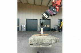 This demonstration – still using the prototype – shows why loads can be transported much more safely with the SafetyFork than with rigid forks.