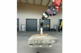 Hier wird – noch mit dem Prototyp – gezeigt, warum Lasten mit der SafetyFork wesentlich sicherer als mit starren Gabeln transportiert werden können.