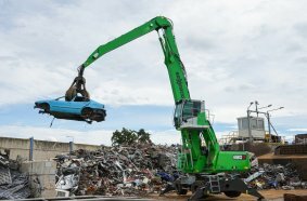 The SENNEBOGEN 830 G loads the scrap press precisely and reliably.