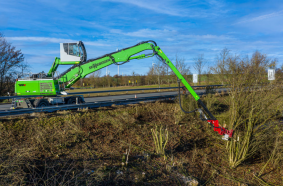 With a reach of up to 21 m, the SENNEBOGEN 728 E tree care handler is particularly suitable for tree felling and tree maintenance along traffic routes.