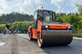 The 3-point articulation of the Hamm HD 138 VO tandem roller with vibration and oscillation drum assures even weight distribution and ideal directional stability.