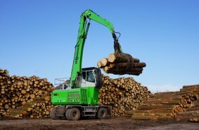 The SENNEBOGEN 730 E meets the high requirements of the British sawmill Pontrilas – high load capacity, maneuverability, and excellent ease of operation.
