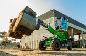 The SENNEBOGEN 360 G supports efficient handling of biomass in GAP Service, thereby contri-buting to CO₂ reduction in operations.