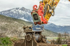 With the Lehnhoff SQ 60V, thanks to the symmetrical design of the valve block, even fully hydraulic attachments can be rotated by 180°.