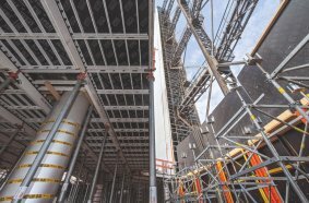 There was only 1.50 m of space between the refurbishment site and the shell inside the steel structure.