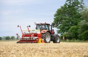 Generous seed hopper increases output
