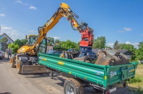 Peter Gerst puts together the right trailer for each project and changes the attachments directly from there.