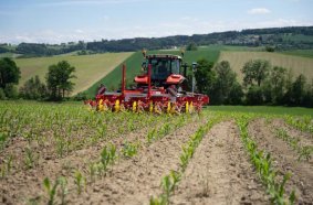 Adjustable to all crops and row widths