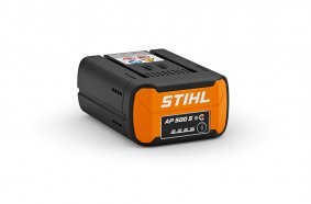 The new AP 500 S battery is the most powerful battery in the STIHL AP cordless system. It impresses not only with its high energy content, but above all with the doubling of the allowed charging cycles (up to 2,500) and thus the significantly longer service life compared to conventional Li-ion batteries.