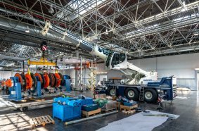 XXL exhibition stand construction: In some cases, large exhibits had to be moved precisely by the Liebherr LTC 1050-3.1 via the telescopic extension. Due to the low ceiling height, positioning the load via the boom inclination was almost impossible.