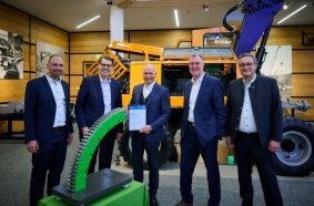 SENNEBOGEN and Rothe Erde celebrate more than six decades of successful cooperation: Alexander Jerrhof, Peter Küpper, Erich Sennebogen, Thorsten Resch and Jürgen Scheske (from left to right). 