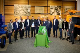 A partial replica of the first ball bearing was ceremoniously presented to the company's own Erich Sennebogen Museum as an exhibit.