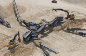 A special plant train for the production of two different material specifications – a MOBIREX MR 110i EVO2 mobile impact crusher and two scalpers from Kleemann. 