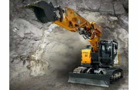 The swivel bearing on the R 930 Tunnel attachment allows the excavation profile to be followed.