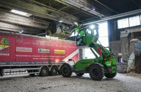 The telescopic arm of the SENNEBOGEN 360 G reaches deep into the truck to load secondary fuels efficiently and evenly.