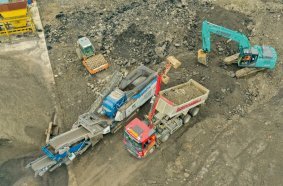The new compact crusher MOBIREX MR 100i NEO from Kleemann can easily handle mixed and sticky feed material.