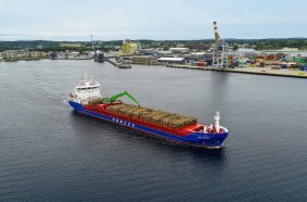 A durable, seawater-ressistant coating protects all components of the material handler from corrosion and ensures a long service life in harsh offshore conditions.
